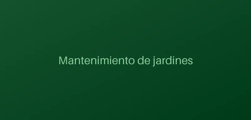 Jardinero cortando el césped de un parque privado en Uruguay